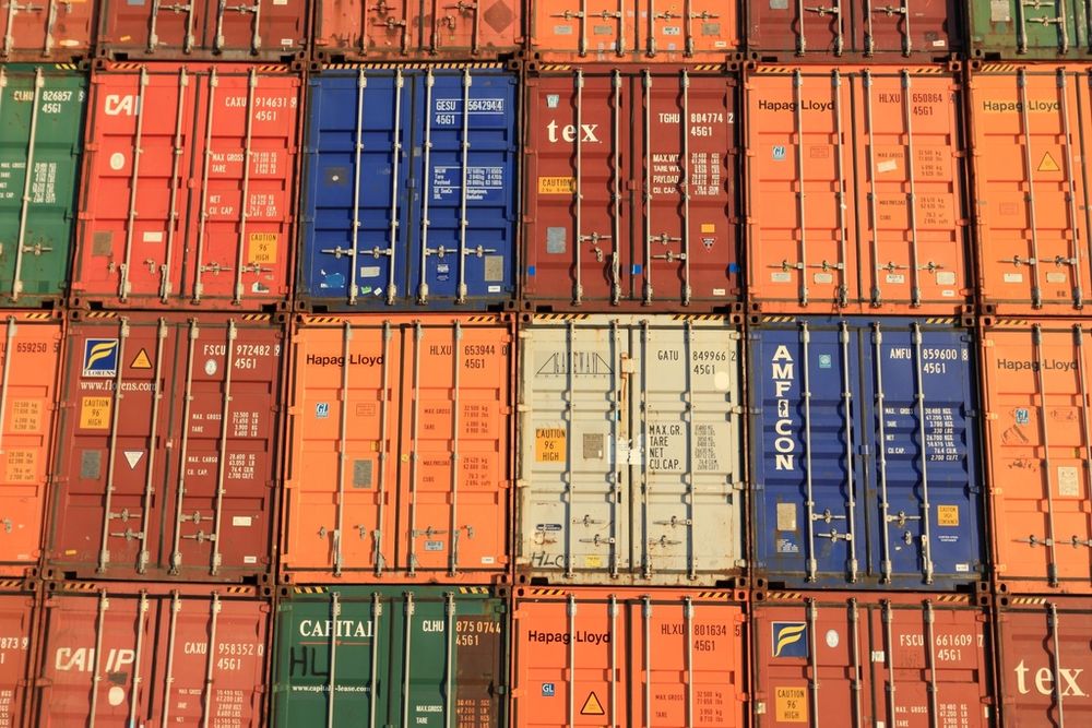 Gestapelde zeecontainers