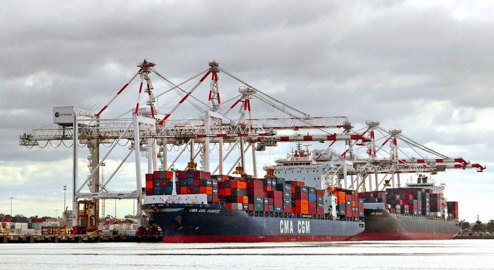 Containerkranen in een haventerminal